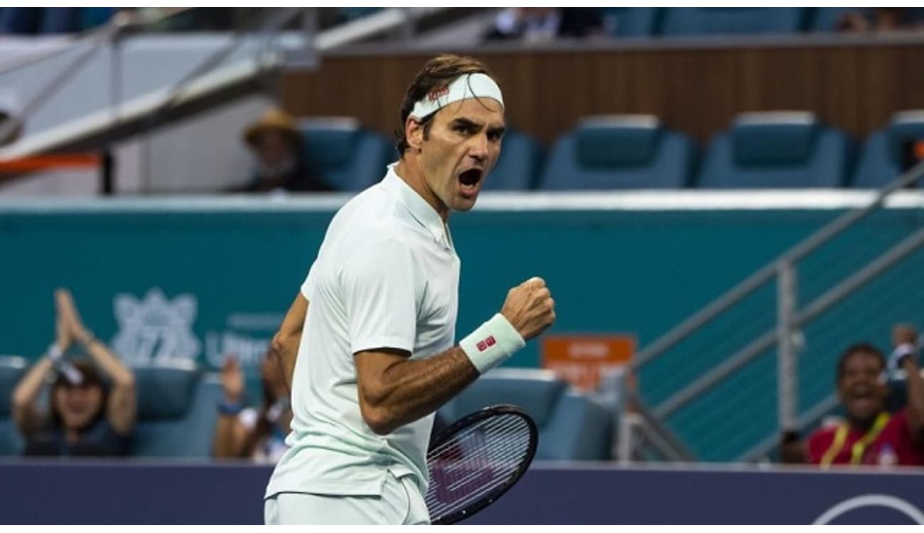 Tenista Roger Federer se detaca em partida de tênis em Dubai 