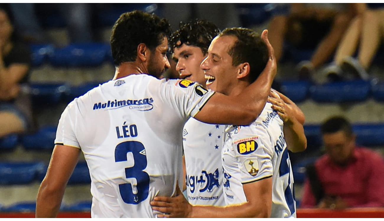 Três vitórias em quatro jogos e liderança do campeonato. Cruzeiro recebe  elogios até do técnico adversário