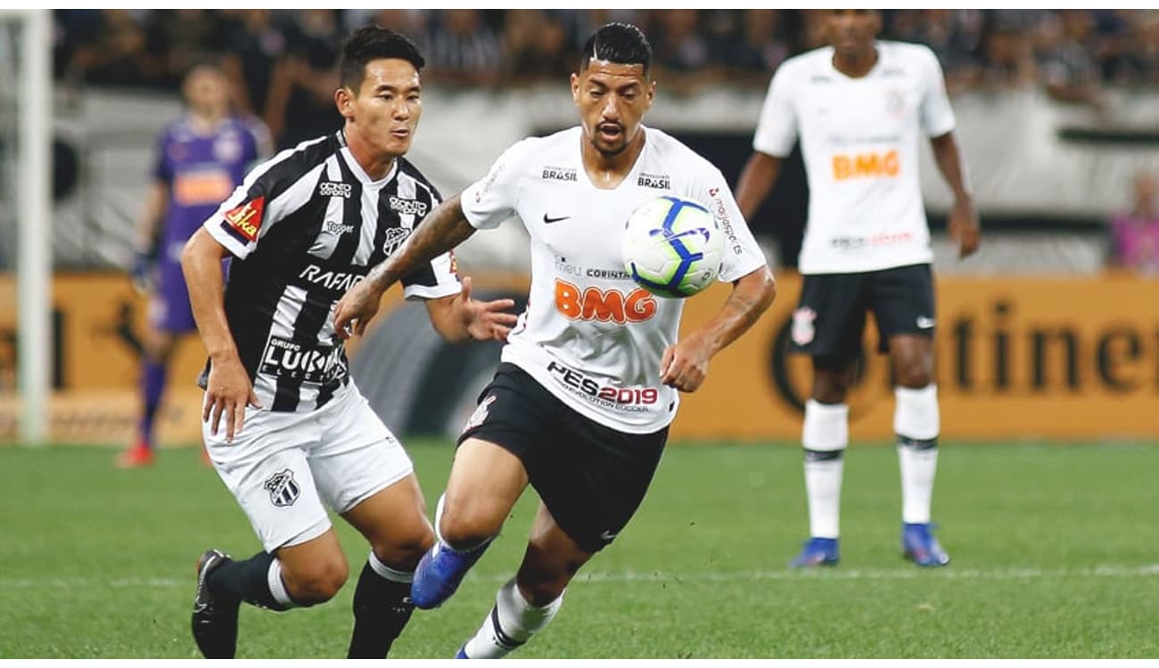 Corinthians volta a oscilar em 'jogo menor', mas avança; agora é