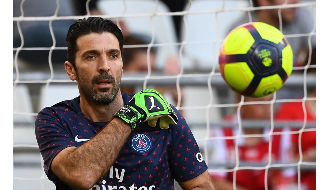 Goleiro Buffon completa 44 anos — e fala em jogar até os 50