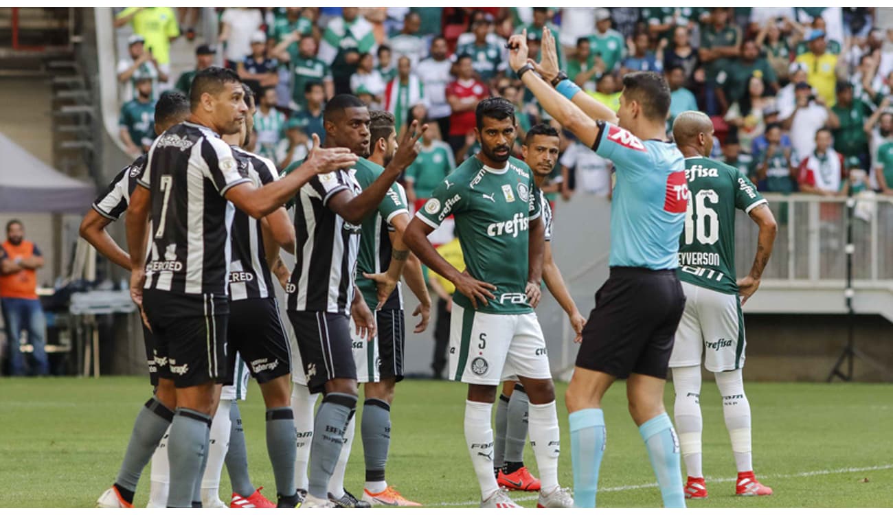 Jogadores do Botafogo ficam na bronca com árbitro por encerrar jogo antes  de falta e geram confusão; veja! - Lance!