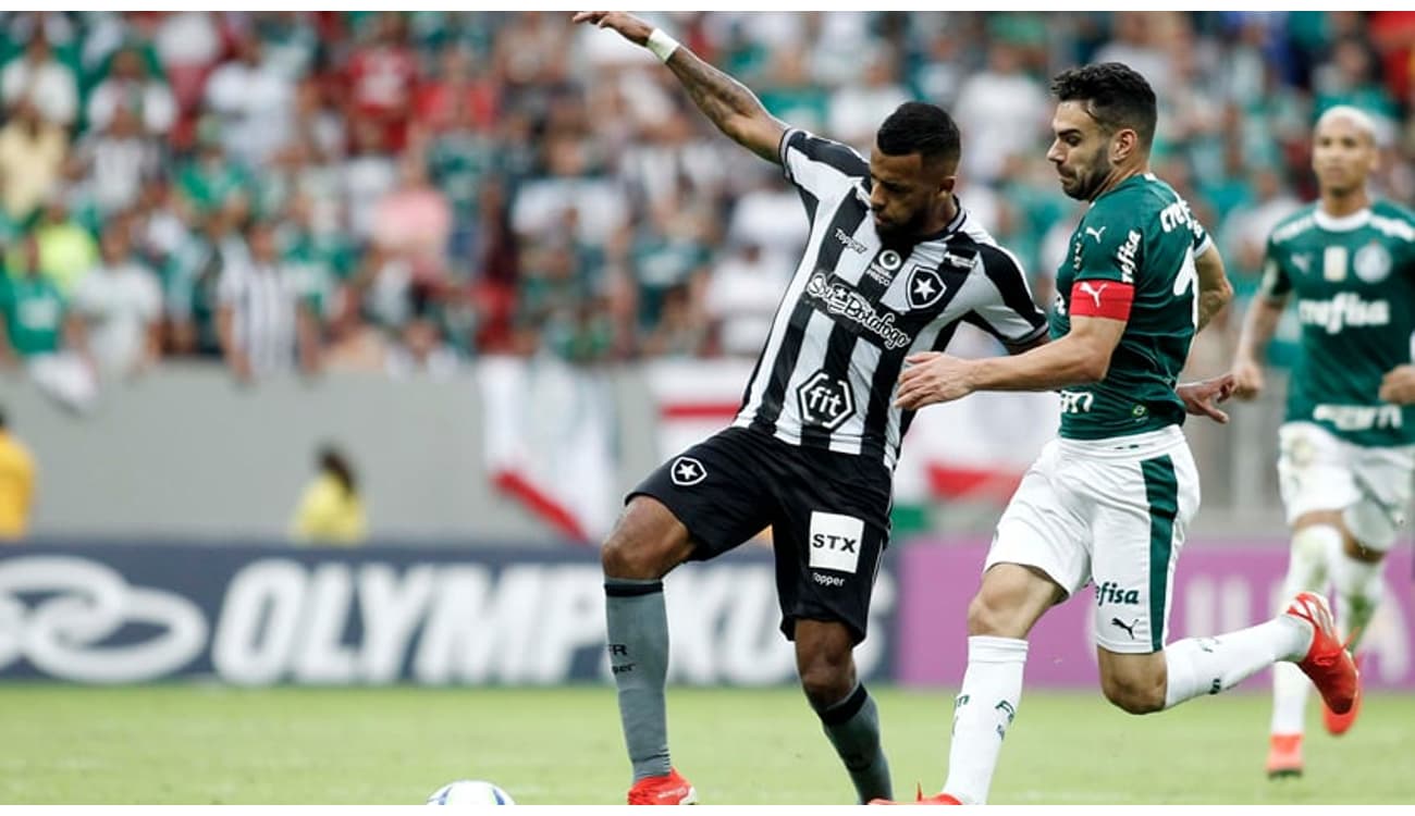 Jogadores do Botafogo ficam na bronca com árbitro por encerrar jogo antes  de falta e geram confusão; veja! - Lance!