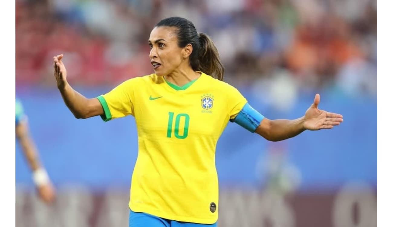 Seleção Nacional A de Futebol Feminino eleita personalidade Bola