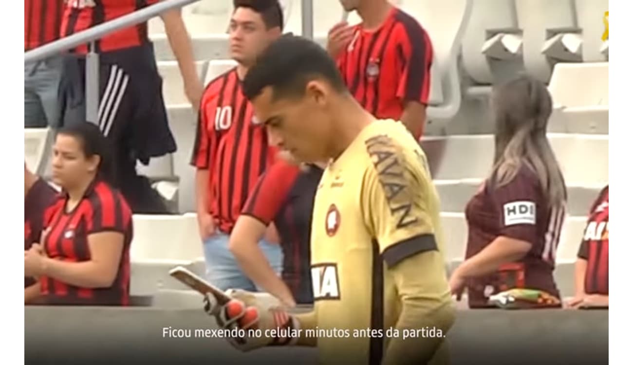 Goleiro mexendo no celular em campo ganha memes, Esportes