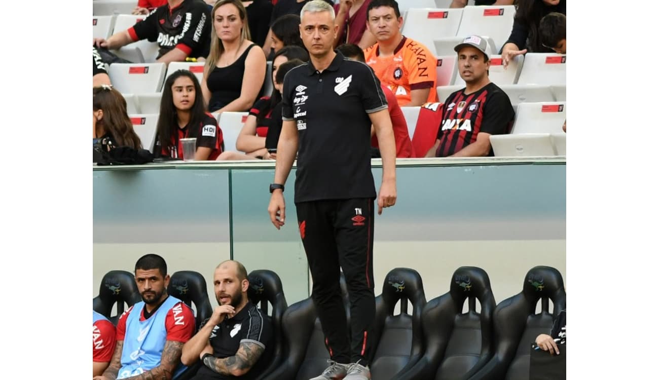 Árbitro de Athletico x Flamengo desprezou o VAR em lance decisivo