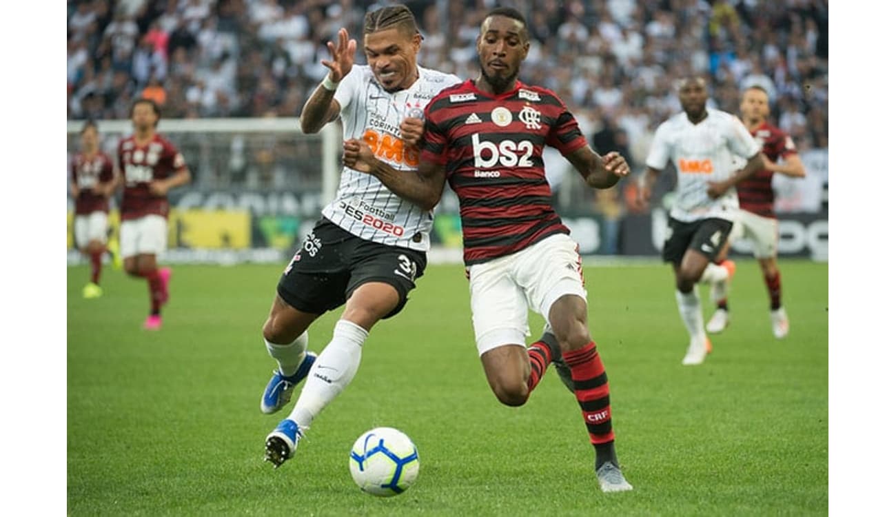 Flamengo se salva com pênalti no final, empata com São Paulo