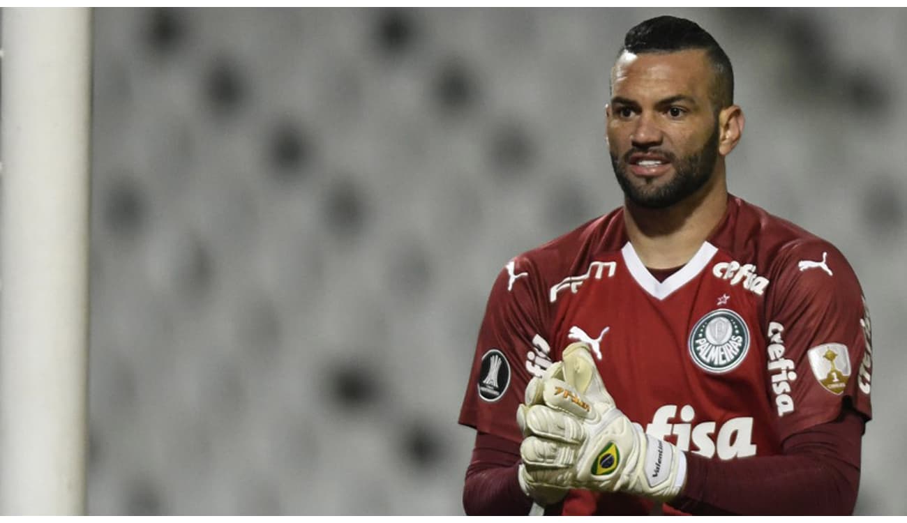 Palmeiras: Weverton defende um pênalti com bola rolando após 4 anos