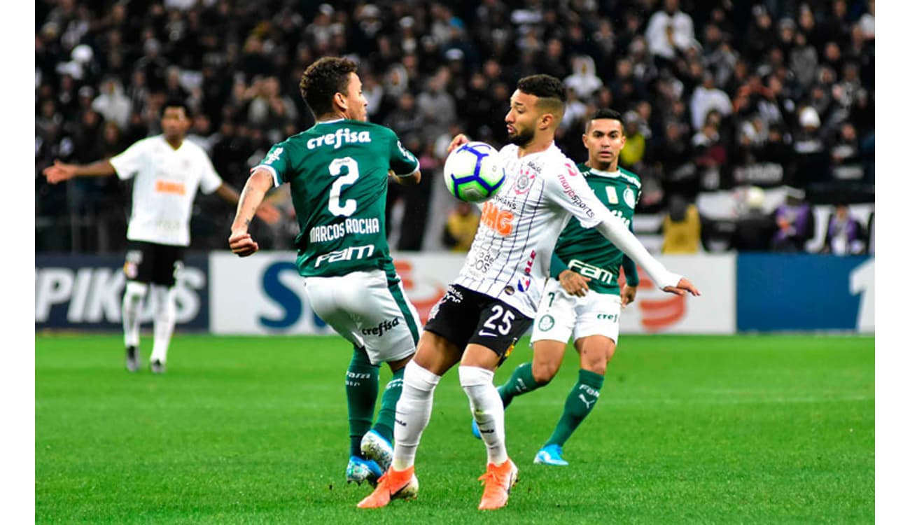 Com reviravoltas, Corinthians e Palmeiras empatam em jogo de