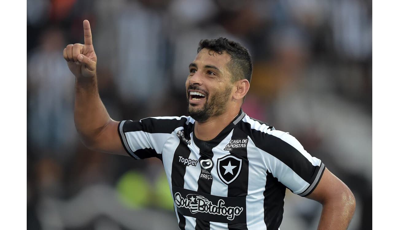 Com lances polêmicos, Flamengo domina o jogo e vence o Botafogo
