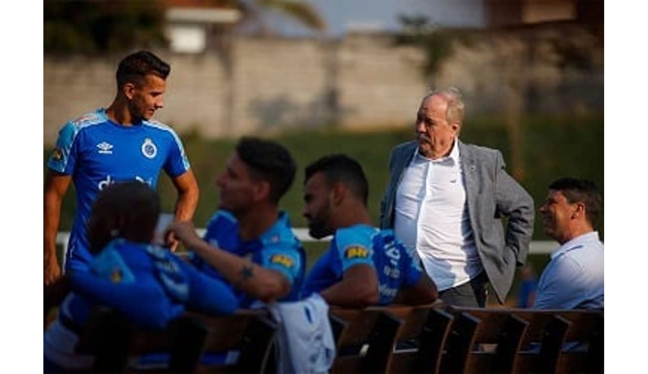 Torcida do Cruzeiro protesta no CT do clube e ameaça jogadores. Vídeo