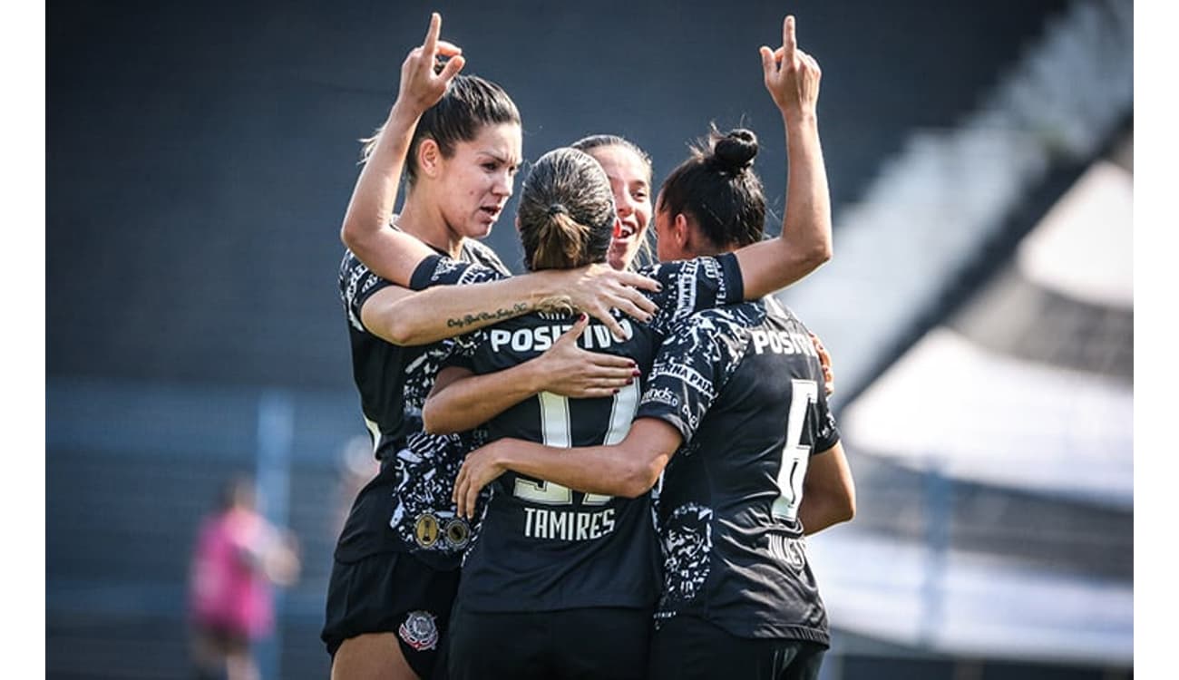 Futebol feminino: no embalo da Fiel, Corinthians goleia o Flamengo