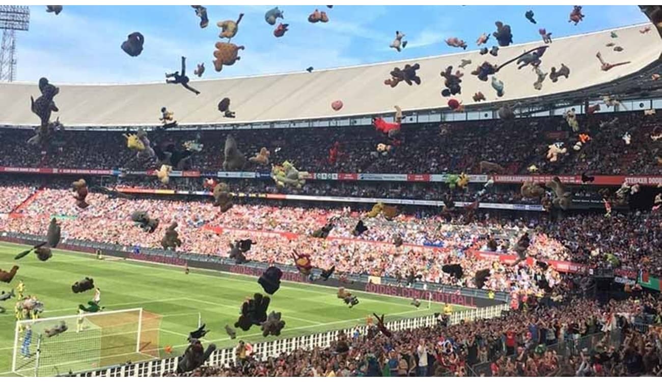 Torcedores holandeses fazem chover bichinhos de pelúcia para