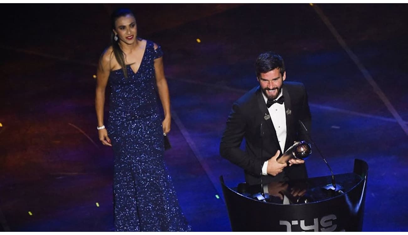 Com a Copa América, Alisson recebe o terceiro prêmio de melhor