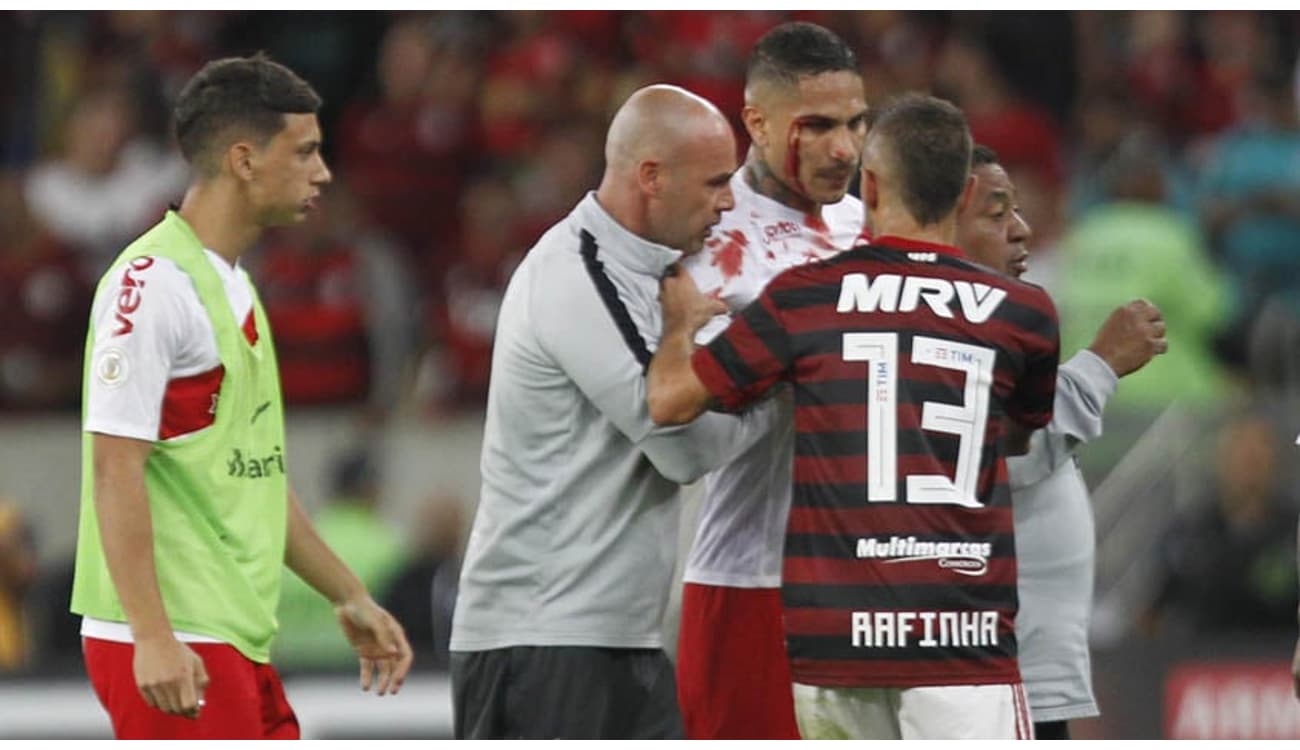 Flamengo x Santos: Árbitro explica expulsões e relata ofensa