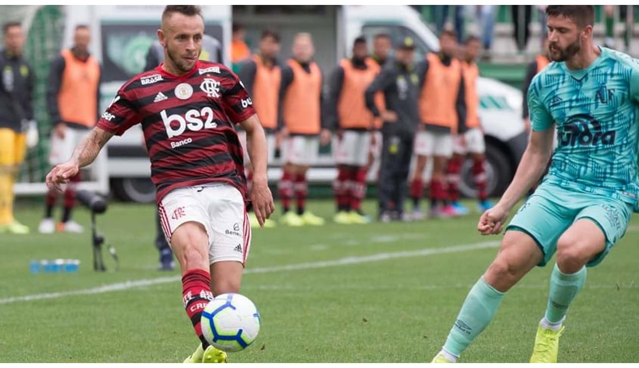 Bruno Henrique marca de cabeça e Flamengo vence Chapecoense na Arena Condá  - TNH1