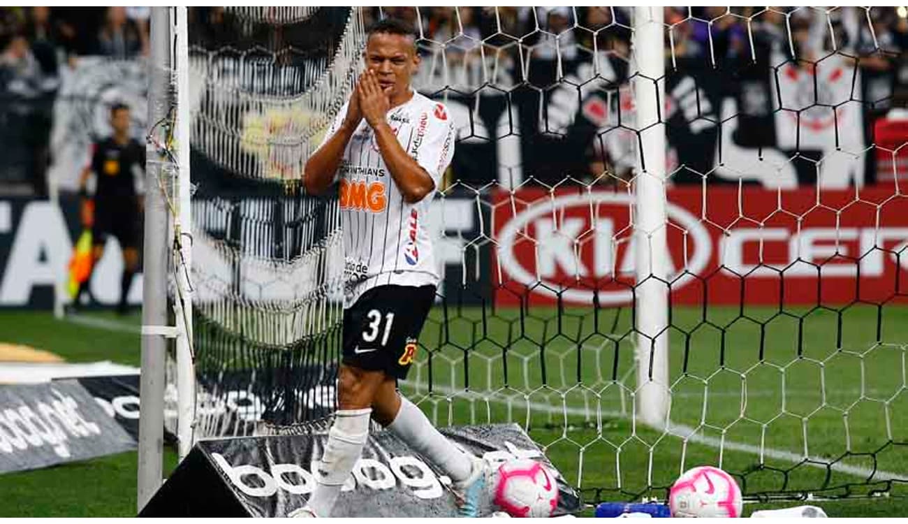 Corinthians marca e empata com Cruzeiro no fim do jogo 