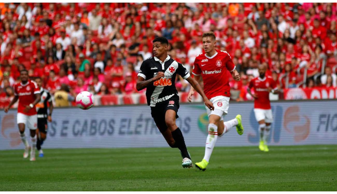 Após gol de falta, Coutinho valoriza triunfo em momento de pressão 