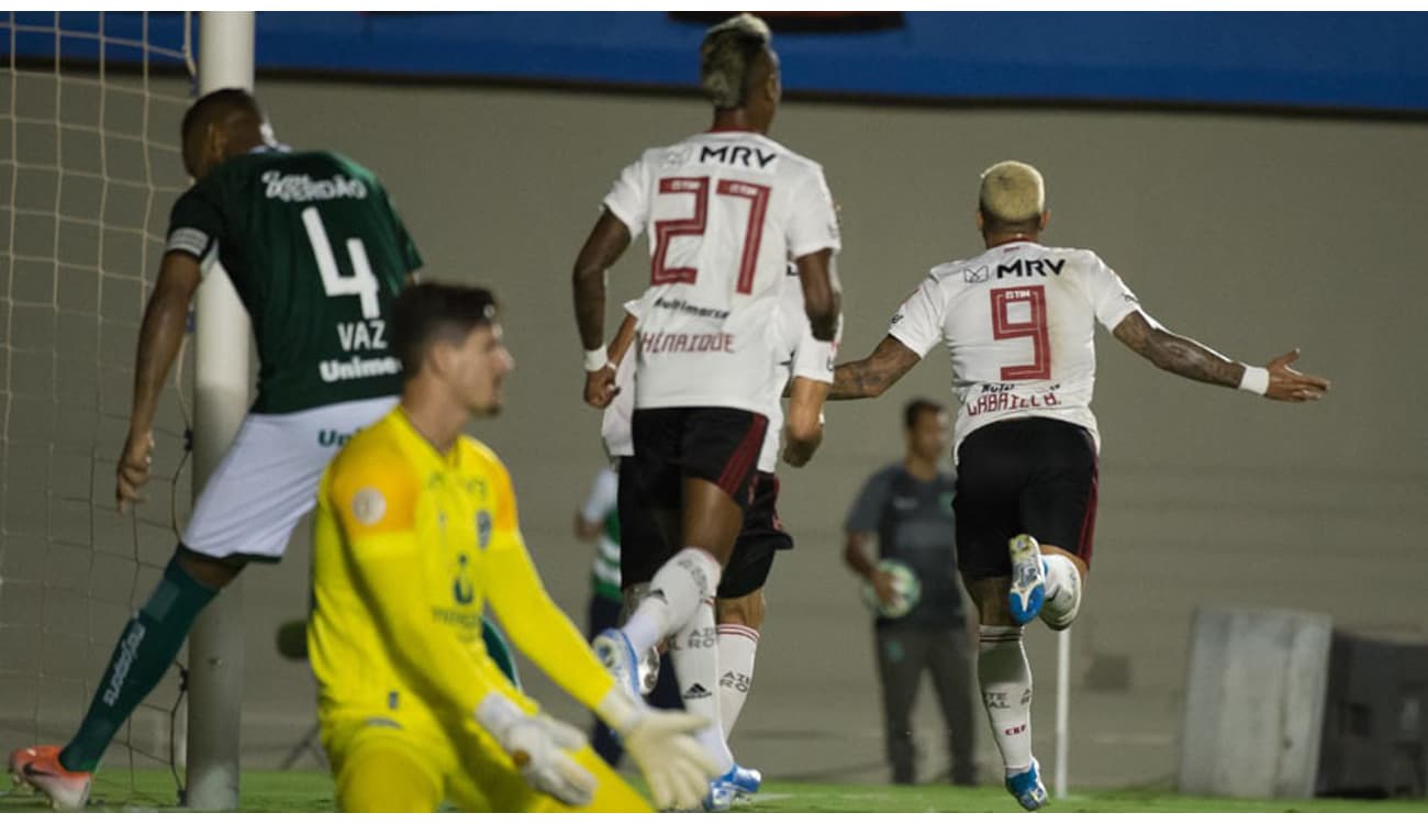 De malas prontas, Isla vê Braz o enaltecer e recebe aval de ídolo do  Flamengo: 'Grande contratação