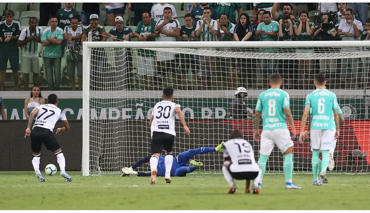 Palmeiras: Weverton defende um pênalti com bola rolando após 4 anos