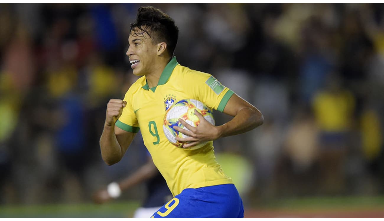 Flamengo e Seleção Brasileira sub-17 vencem com lances polêmicos