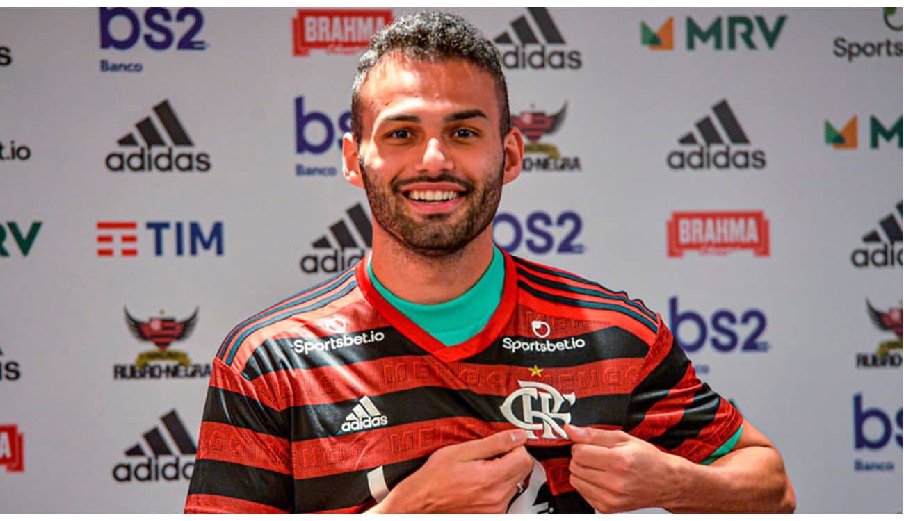 Thiago Maia escolhe música no Flamengo e avisa: 'Bola passa, jogador, não