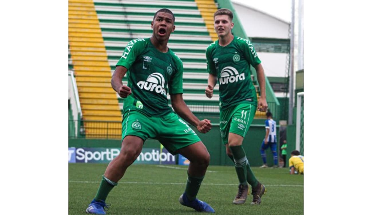 Lateral brasileiro se destaca em Portugal e recebe sondagens