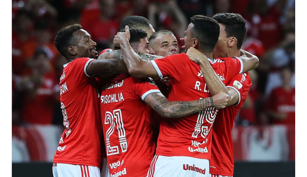 Com lances polêmicos, Flamengo domina o jogo e vence o Botafogo