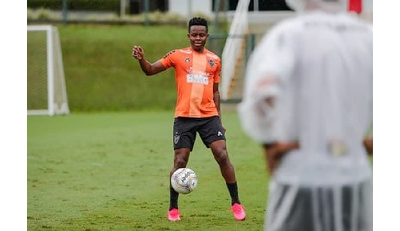 Jogador do Flamengo é afastado de seleção após suspeita de Covid-19, Internacional