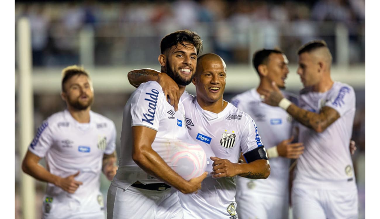 São Paulo vira sobre o Santos na Vila e avança à final do