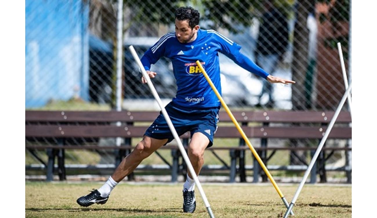 Ex-Cruzeiro, Ariel Cabral é anunciado por clube uruguaio