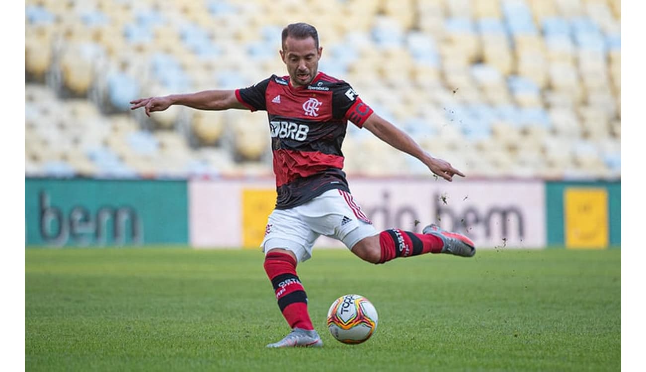 Flamengo nega propostas por Isla e planeja ter lateral até o fim do  contrato, Flamengo