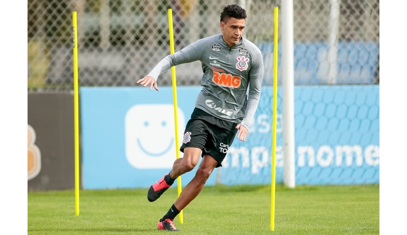 Jogador do Flamengo é afastado de seleção após suspeita de Covid-19, Internacional