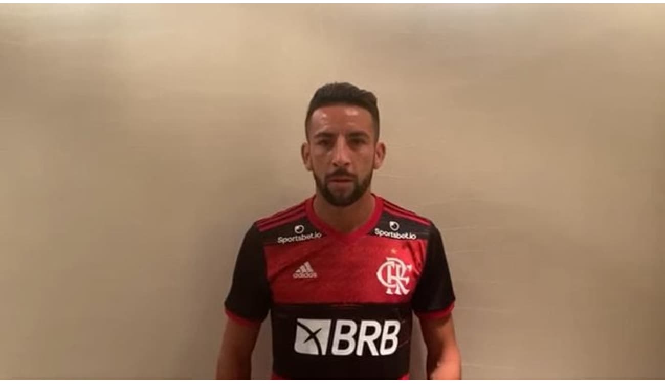 Vídeo. Substituto de Rafinha no Flamengo, Mauricio Isla chega ao Rio