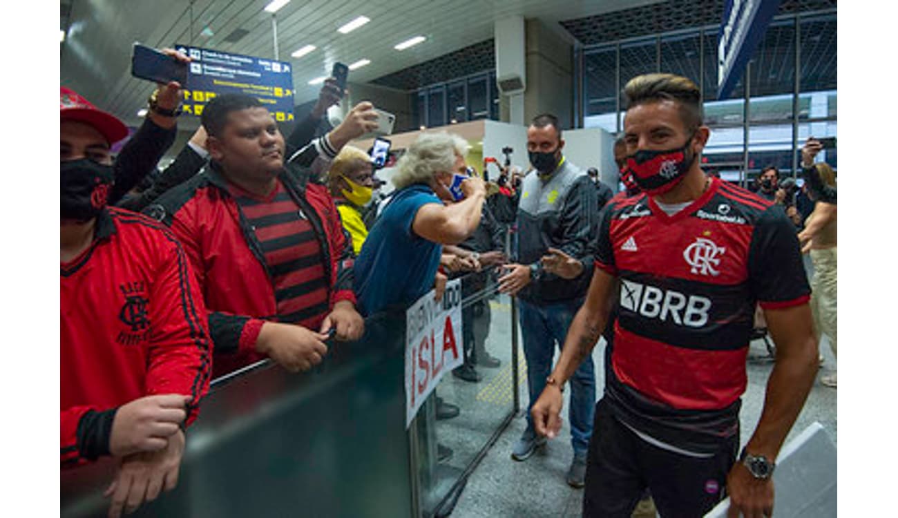 Maurício Isla é recebido com festa por torcedores do Flamengo no Rio de  Janeiro