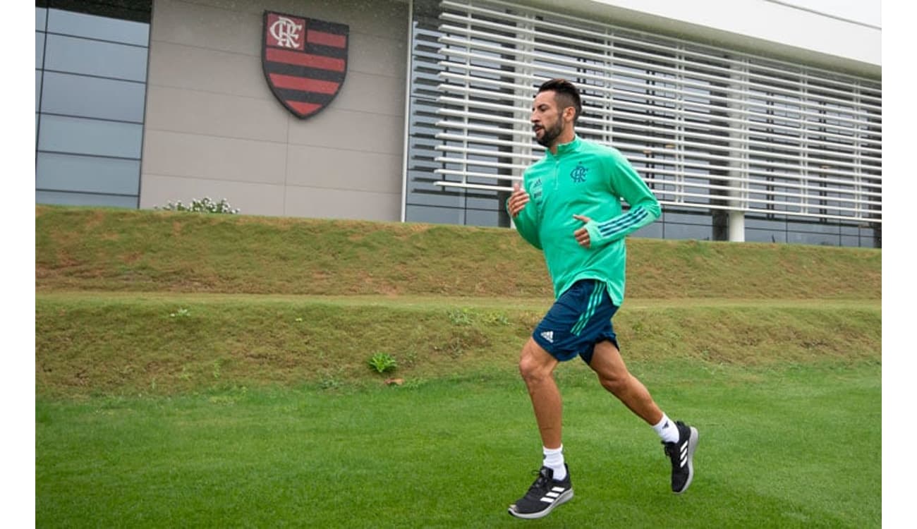 Imprensa chilena noticia proposta oficial do Flamengo pelo lateral Maurício  Isla