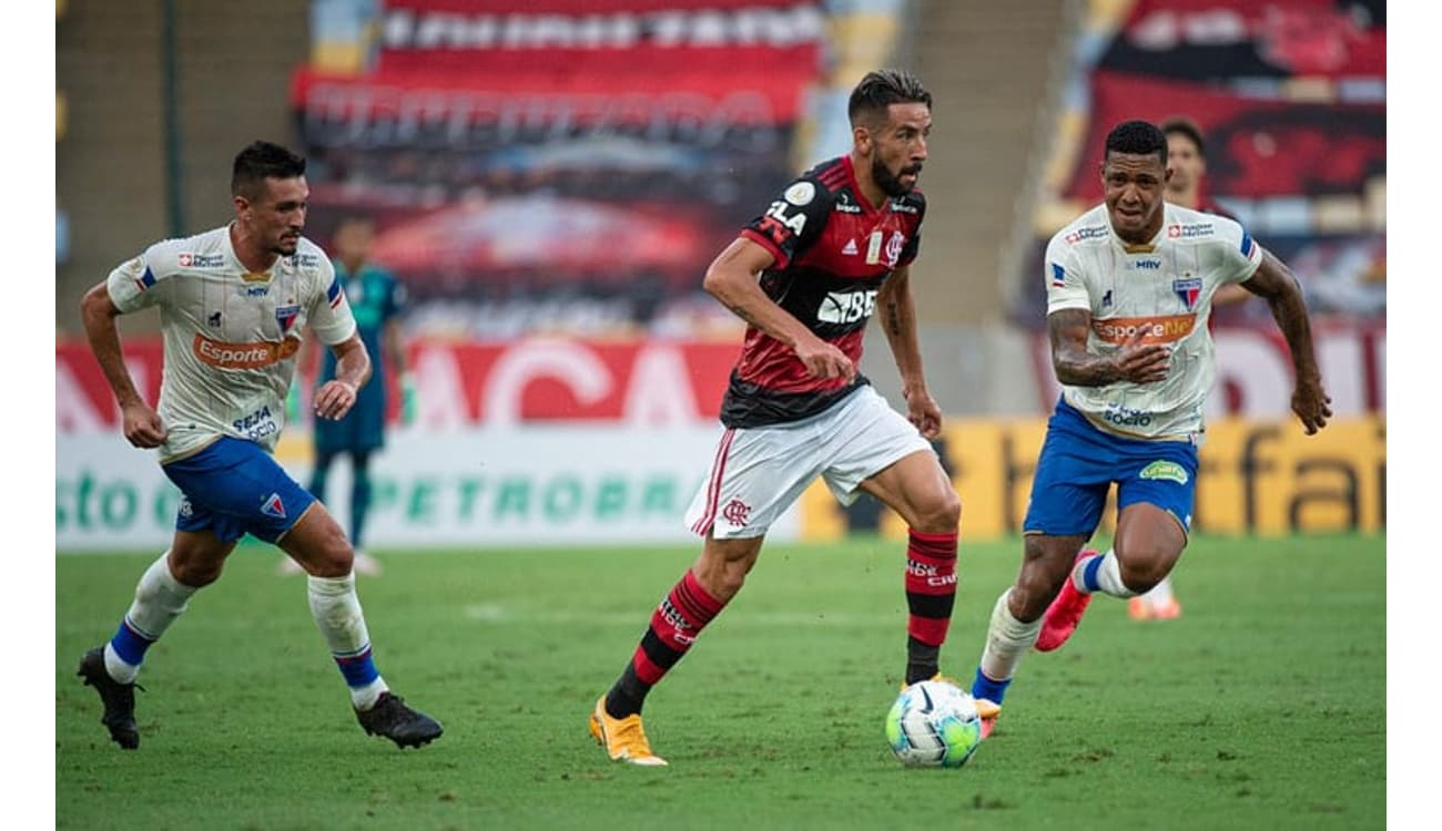 Maurício Isla, reforço do Flamengo, chega ao Rio de Janeiro