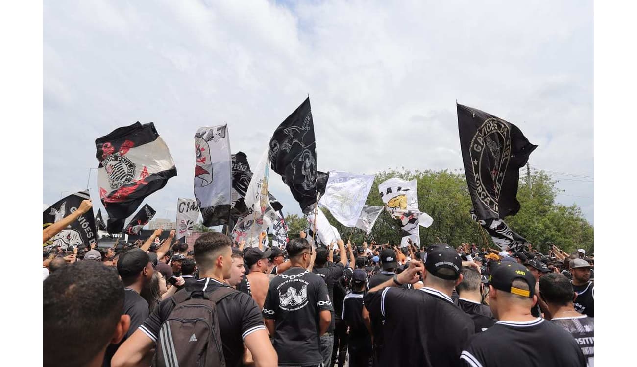 Organizada do Botafogo cobra reação e tem conversa com jogadores