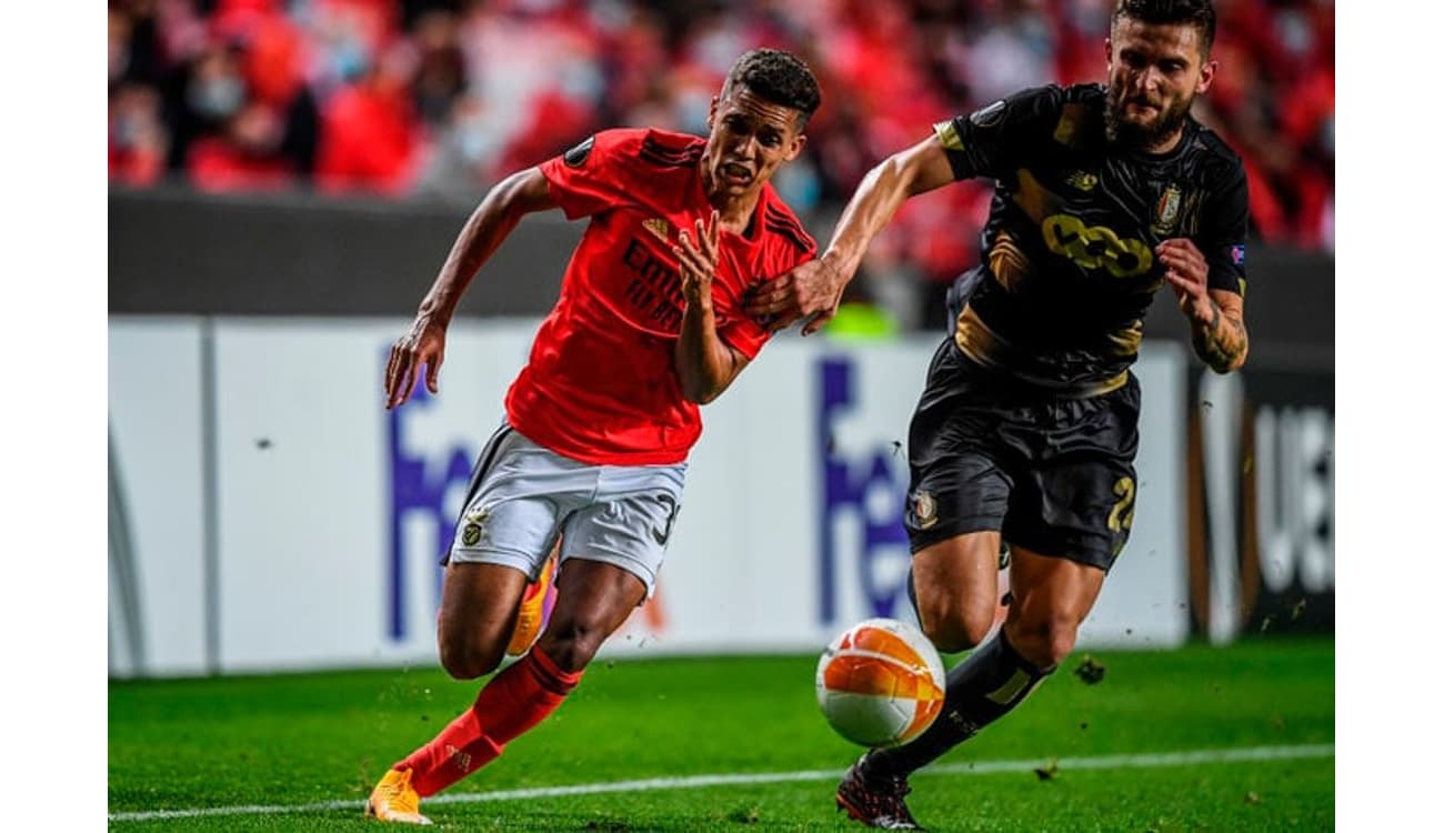 Benfica joga bem, vence o Standard Liège e segue 100% na Liga Europa -  Lance!