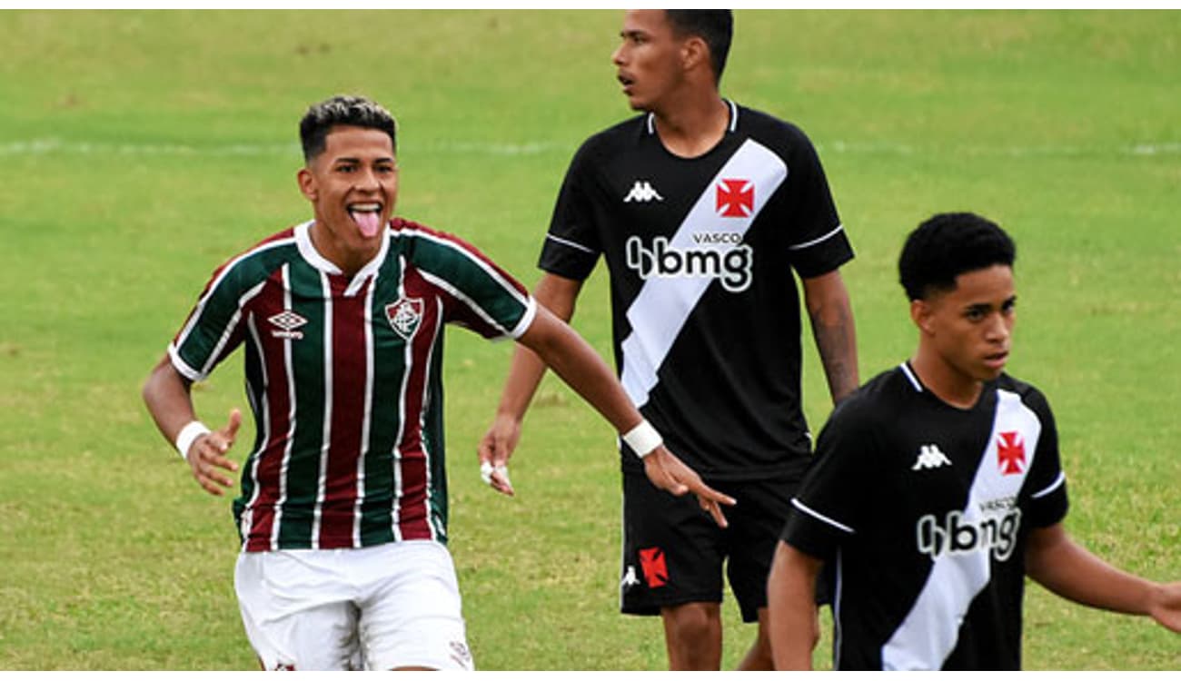 Flamengo e Seleção Brasileira sub-17 vencem com lances polêmicos