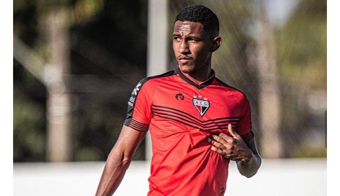 Flamengo vai à Europa para fechar a contratação do lateral-direito Isla -  Lance!