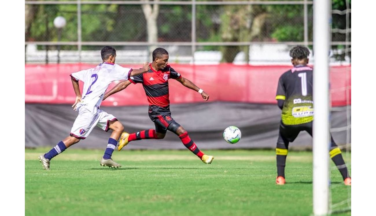 Flamengo e Seleção Brasileira sub-17 vencem com lances polêmicos