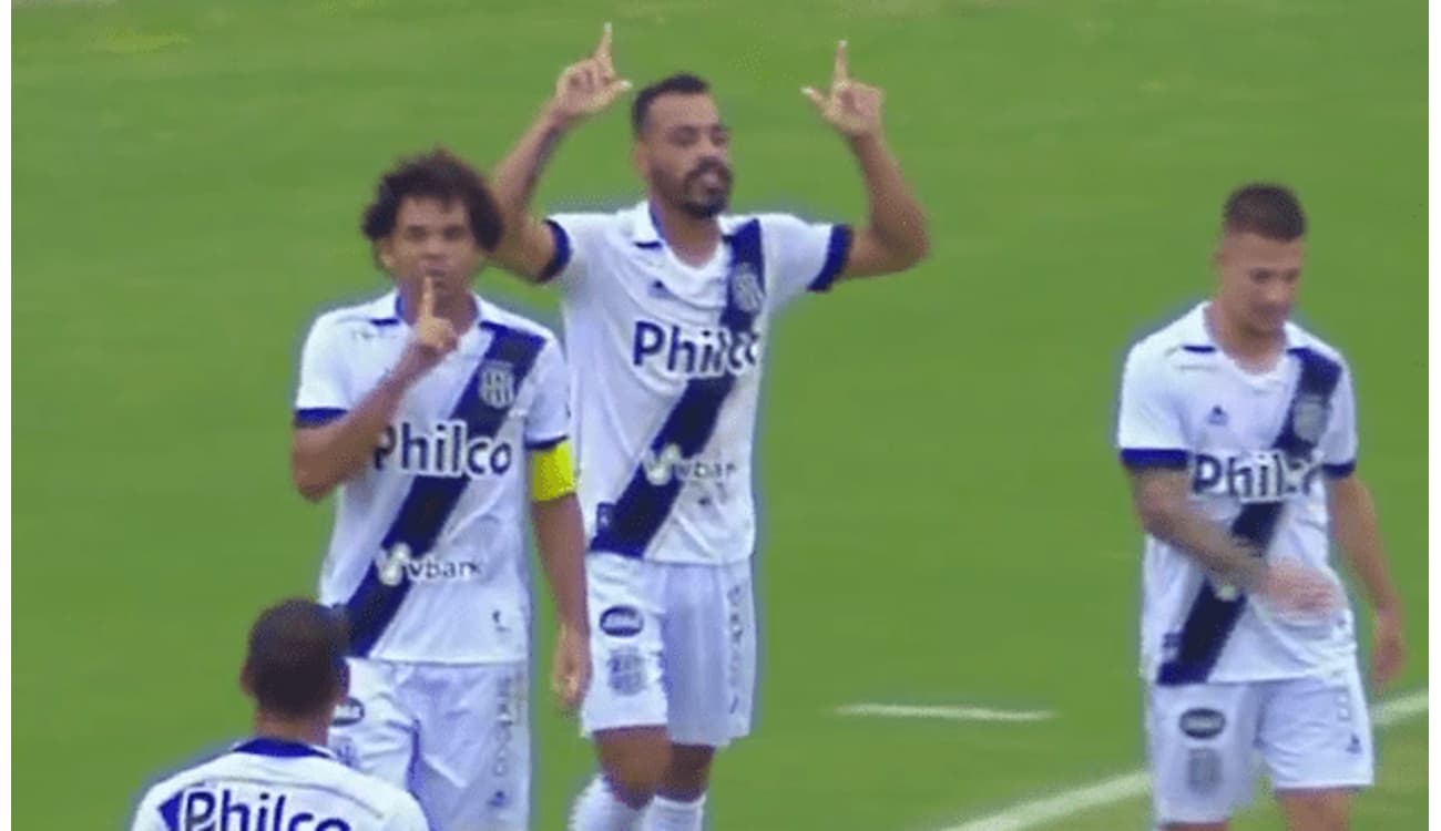 Autor de golaço, Jean Carlos celebra classificação do Fla na