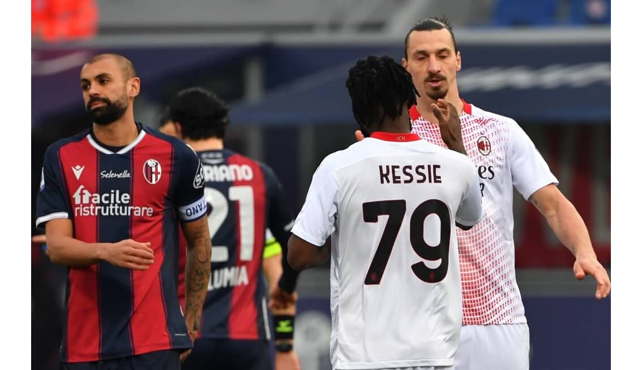 Ibrahimovic faz contra e a favor, Milan bate Bologna e assume a