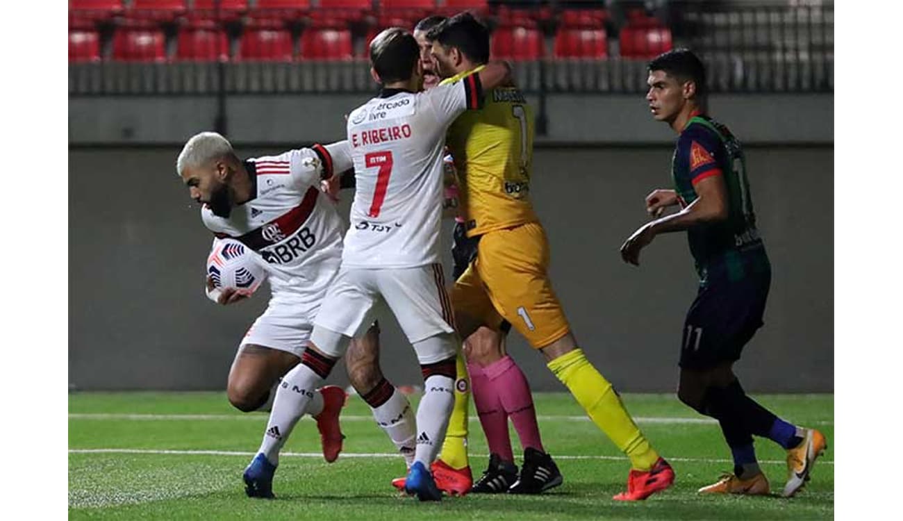 Em jogo de falhas defensivas e dois pênaltis, Flamengo perde para