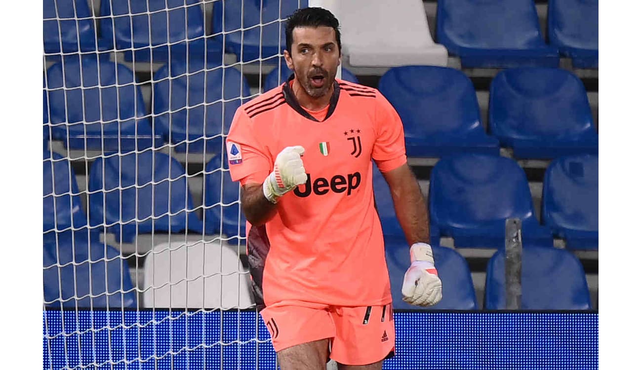 Buffon desiste de nova temporada pelo Parma e anuncia aposentadoria aos 45  anos