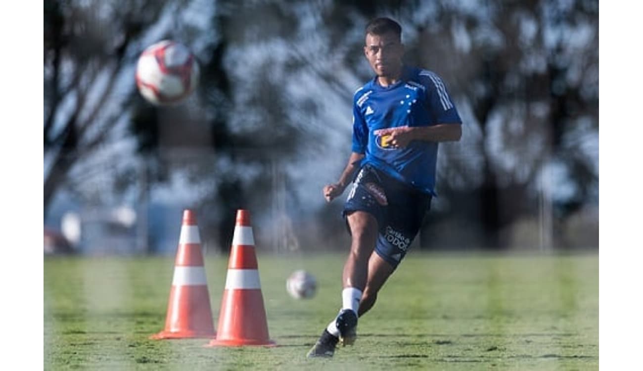 Atacante dispensado pelo Cruzeiro agora está jogando pelo Barcelona