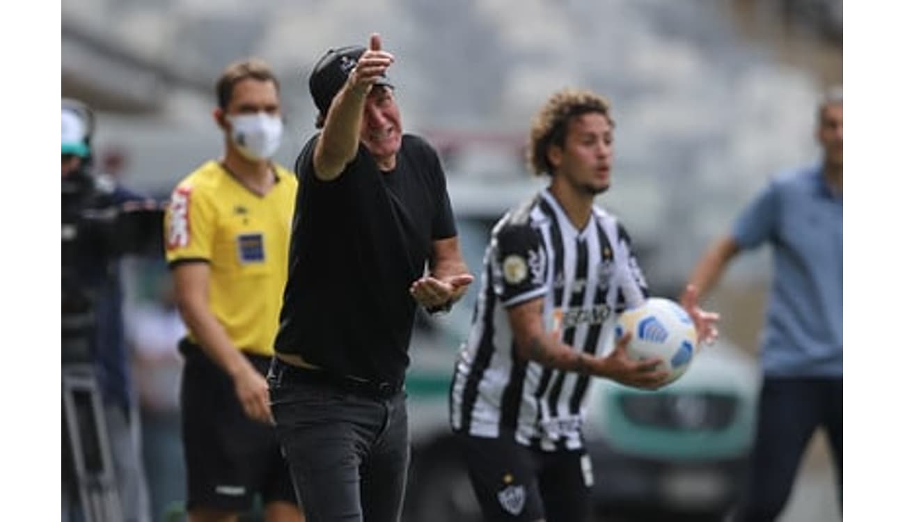 Ex-técnico do Vasco avança no árbitro e precisa ser contido; assista