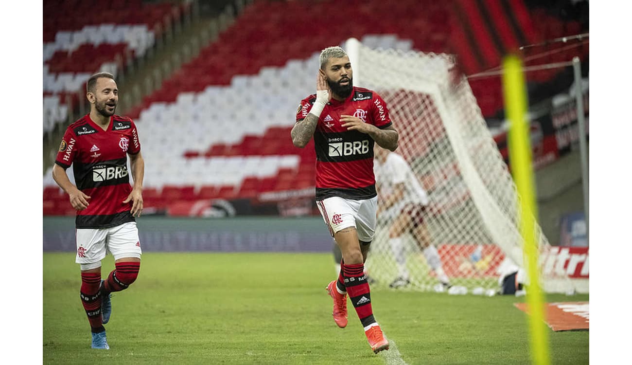 Pedro e Gabigol estão suspensos em jogo do Flamengo contra o Goiás