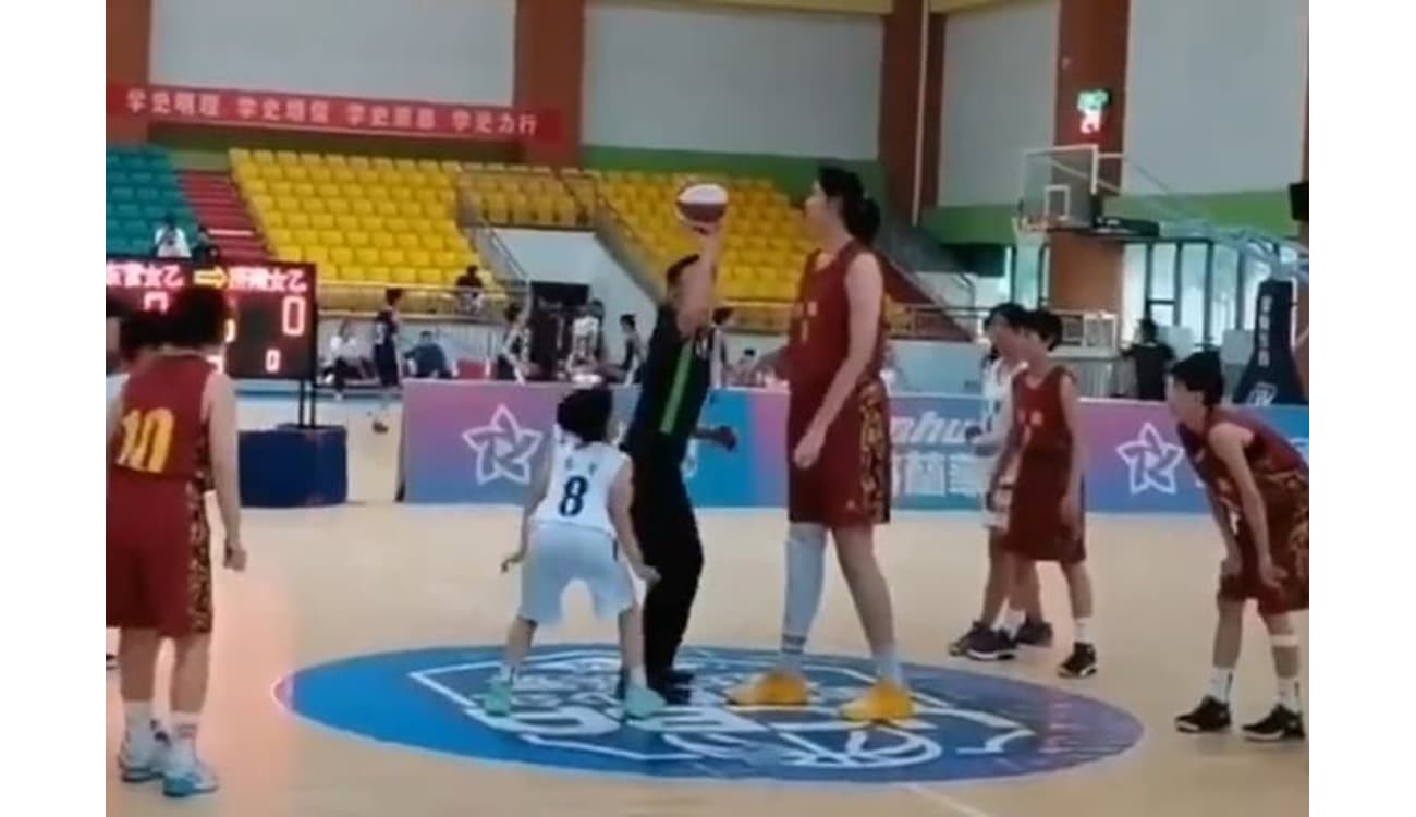 Jogos de basquetebol em aldeia chinesa tornam-se virais, beneficiando as  comunidades locais – PONTO FINAL