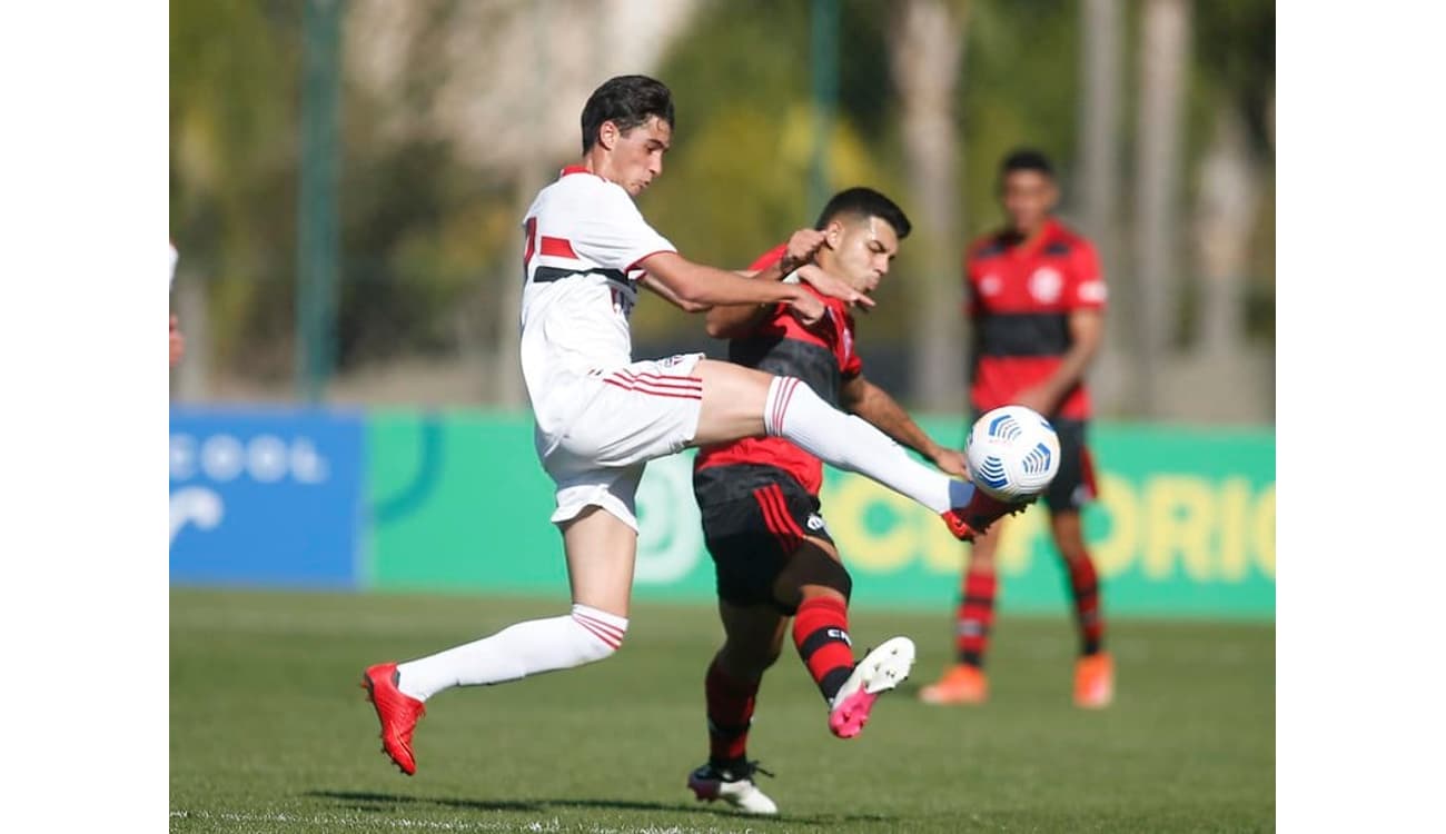 No Rio, Basquete Tricolor abre vantagem contra o Flamengo na semi